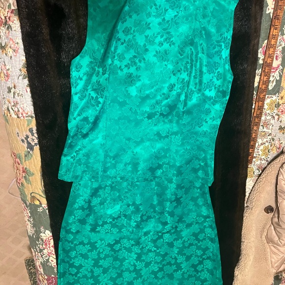 Vintage kelly green satin jacquard ladies two piece dress - Picture 6 of 11